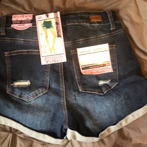 Shorts - Picture 2 of 5